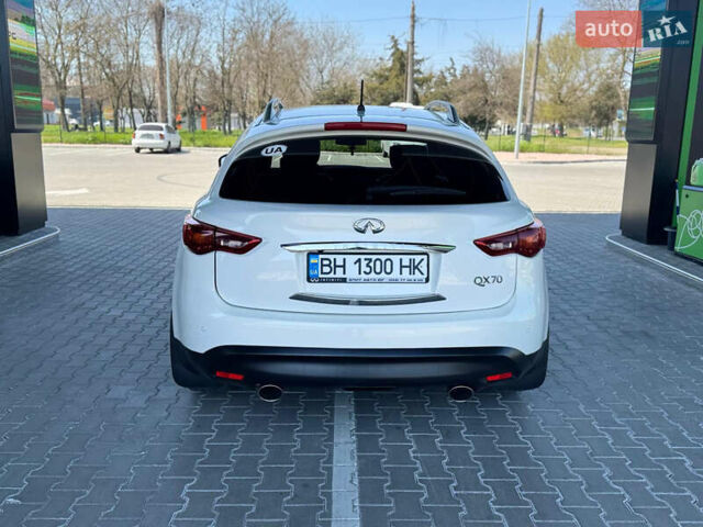 Белый Инфинити QX70, объемом двигателя 3.7 л и пробегом 174 тыс. км за 18300 $, фото 4 на Automoto.ua