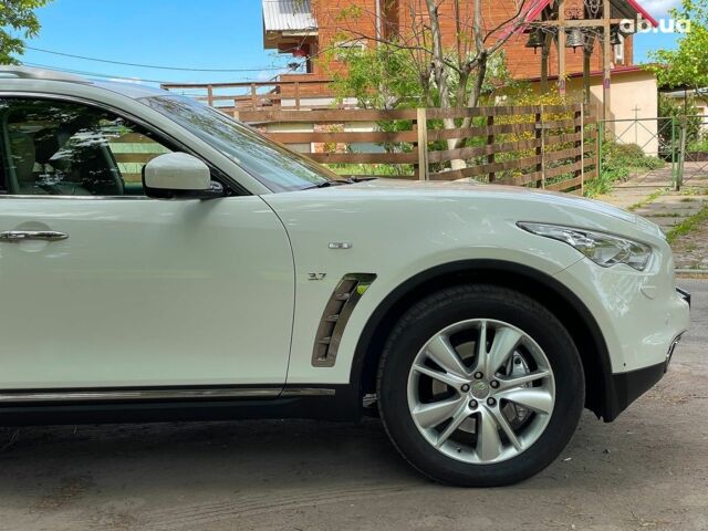 Белый Инфинити QX70, объемом двигателя 3.7 л и пробегом 85 тыс. км за 23290 $, фото 5 на Automoto.ua