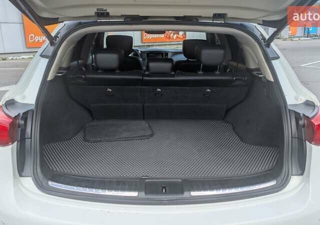 Білий Інфініті QX70, об'ємом двигуна 3.7 л та пробігом 185 тис. км за 16000 $, фото 8 на Automoto.ua