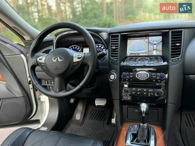 Белый Инфинити QX70, объемом двигателя 3.7 л и пробегом 175 тыс. км за 14900 $, фото 65 на Automoto.ua