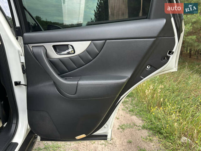 Білий Інфініті QX70, об'ємом двигуна 3.7 л та пробігом 168 тис. км за 17400 $, фото 21 на Automoto.ua