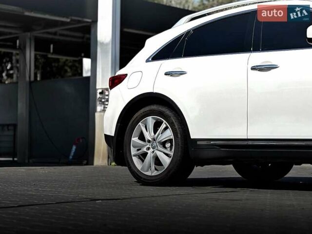 Белый Инфинити QX70, объемом двигателя 2.99 л и пробегом 110 тыс. км за 17999 $, фото 2 на Automoto.ua