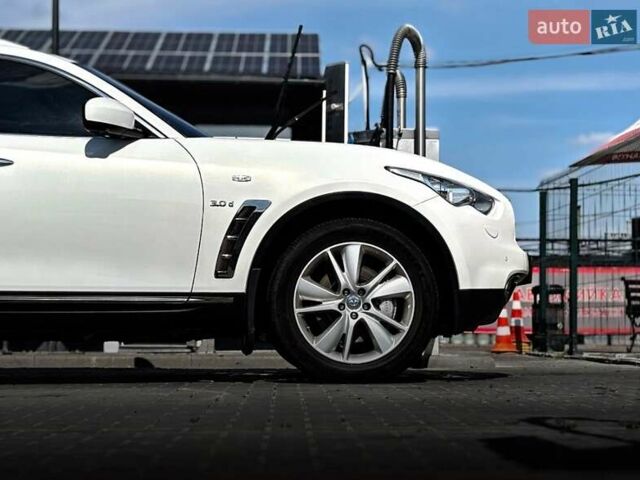 Белый Инфинити QX70, объемом двигателя 2.99 л и пробегом 110 тыс. км за 17999 $, фото 5 на Automoto.ua