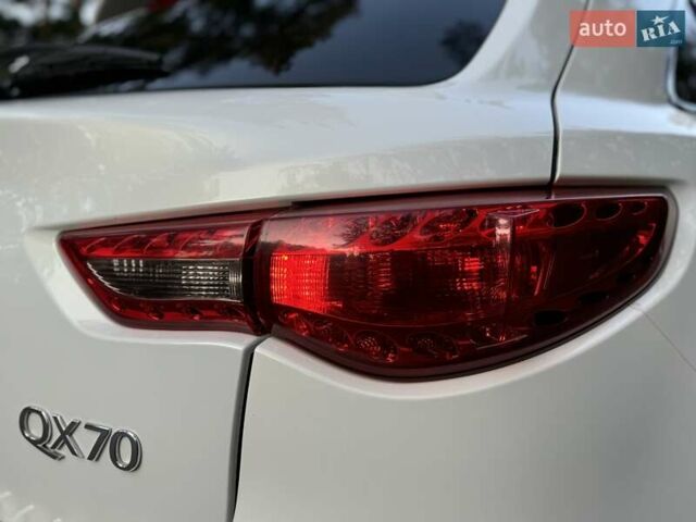 Белый Инфинити QX70, объемом двигателя 3.7 л и пробегом 175 тыс. км за 14900 $, фото 25 на Automoto.ua