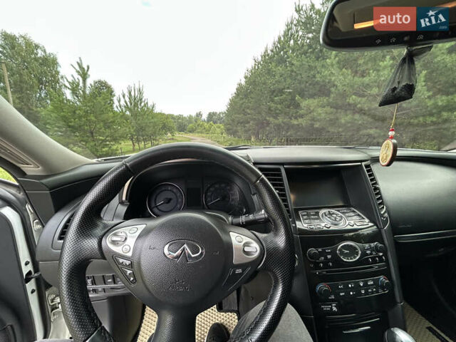 Білий Інфініті QX70, об'ємом двигуна 3.7 л та пробігом 168 тис. км за 17400 $, фото 13 на Automoto.ua