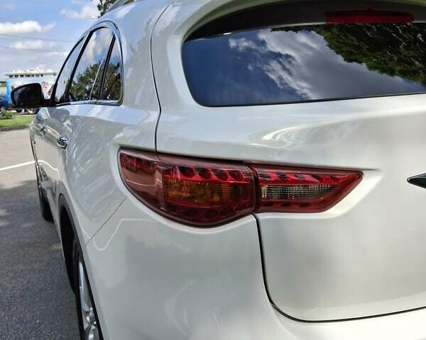 Белый Инфинити QX70, объемом двигателя 2.99 л и пробегом 137 тыс. км за 20700 $, фото 17 на Automoto.ua
