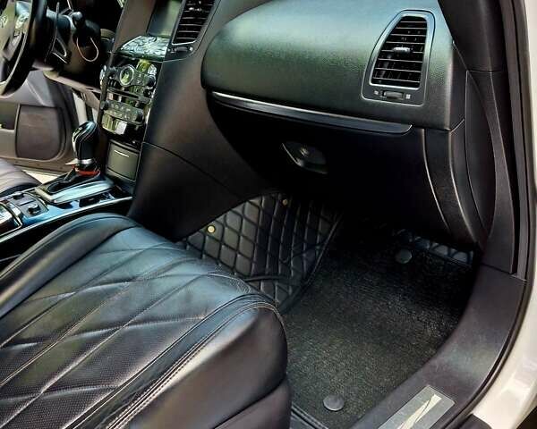 Белый Инфинити QX70, объемом двигателя 2.99 л и пробегом 137 тыс. км за 20700 $, фото 32 на Automoto.ua