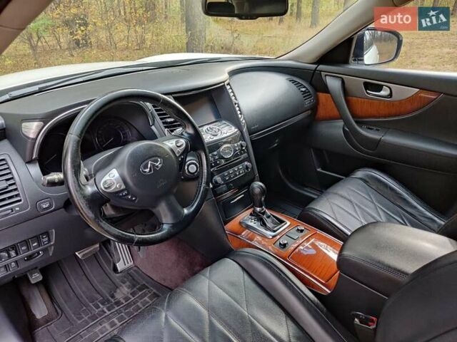 Белый Инфинити QX70, объемом двигателя 2.99 л и пробегом 230 тыс. км за 19000 $, фото 6 на Automoto.ua