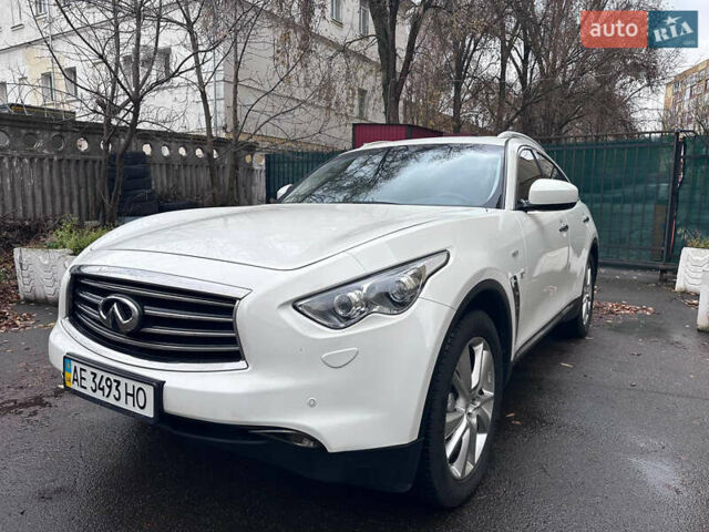 Белый Инфинити QX70, объемом двигателя 3.7 л и пробегом 51 тыс. км за 22500 $, фото 1 на Automoto.ua