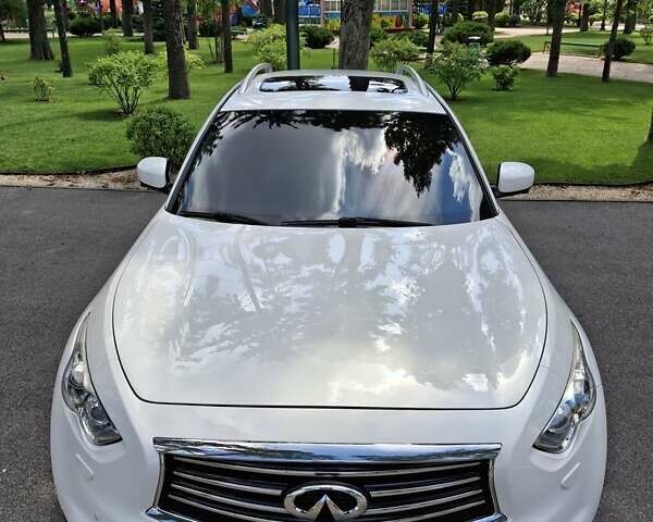 Белый Инфинити QX70, объемом двигателя 2.99 л и пробегом 137 тыс. км за 20700 $, фото 1 на Automoto.ua