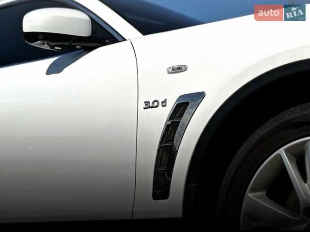 Белый Инфинити QX70, объемом двигателя 2.99 л и пробегом 110 тыс. км за 17999 $, фото 3 на Automoto.ua