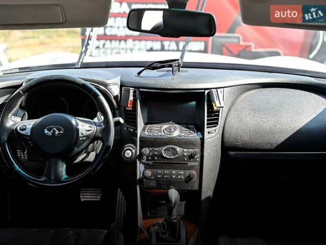 Белый Инфинити QX70, объемом двигателя 2.99 л и пробегом 110 тыс. км за 17999 $, фото 11 на Automoto.ua