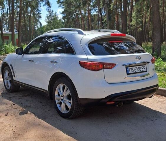 Білий Інфініті QX70, об'ємом двигуна 3.7 л та пробігом 180 тис. км за 311 $, фото 4 на Automoto.ua