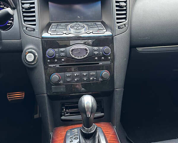 Белый Инфинити QX70, объемом двигателя 3.7 л и пробегом 51 тыс. км за 22500 $, фото 6 на Automoto.ua