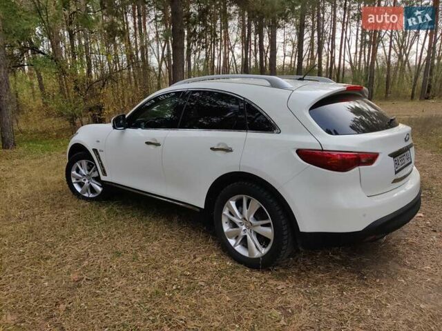 Белый Инфинити QX70, объемом двигателя 2.99 л и пробегом 230 тыс. км за 19000 $, фото 2 на Automoto.ua