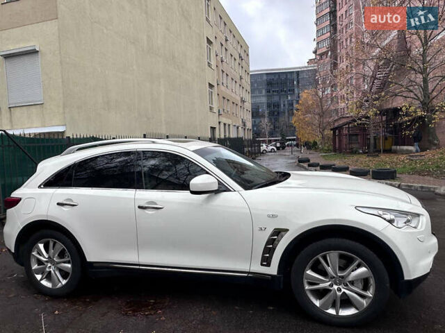 Белый Инфинити QX70, объемом двигателя 3.7 л и пробегом 51 тыс. км за 22500 $, фото 2 на Automoto.ua