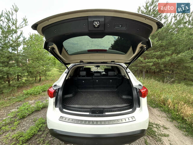 Білий Інфініті QX70, об'ємом двигуна 3.7 л та пробігом 168 тис. км за 17400 $, фото 7 на Automoto.ua