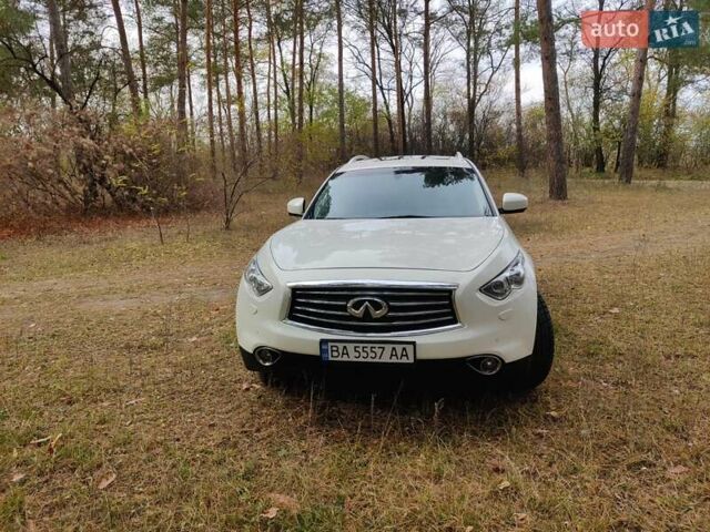 Белый Инфинити QX70, объемом двигателя 2.99 л и пробегом 230 тыс. км за 19000 $, фото 3 на Automoto.ua