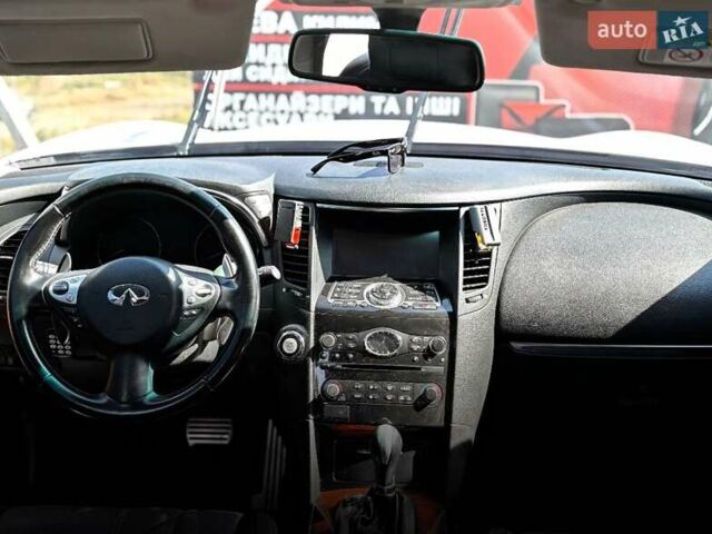 Белый Инфинити QX70, объемом двигателя 2.99 л и пробегом 110 тыс. км за 17999 $, фото 4 на Automoto.ua