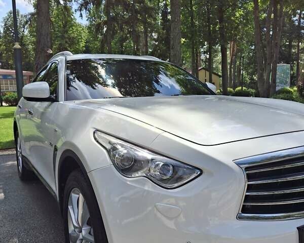 Белый Инфинити QX70, объемом двигателя 2.99 л и пробегом 137 тыс. км за 20700 $, фото 2 на Automoto.ua