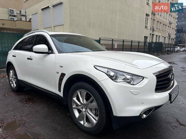 Белый Инфинити QX70, объемом двигателя 3.7 л и пробегом 51 тыс. км за 22500 $, фото 3 на Automoto.ua