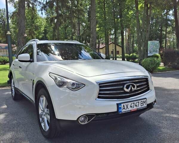 Белый Инфинити QX70, объемом двигателя 2.99 л и пробегом 137 тыс. км за 20700 $, фото 7 на Automoto.ua