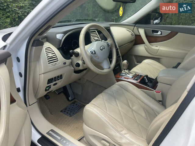 Білий Інфініті QX70, об'ємом двигуна 3.7 л та пробігом 180 тис. км за 12999 $, фото 7 на Automoto.ua