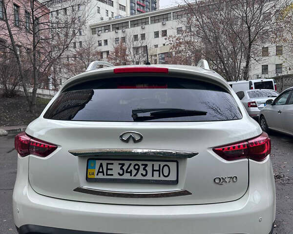 Белый Инфинити QX70, объемом двигателя 3.7 л и пробегом 51 тыс. км за 22500 $, фото 4 на Automoto.ua