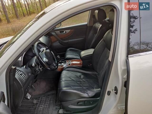 Белый Инфинити QX70, объемом двигателя 2.99 л и пробегом 230 тыс. км за 19000 $, фото 4 на Automoto.ua