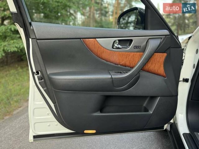 Белый Инфинити QX70, объемом двигателя 3.7 л и пробегом 175 тыс. км за 14900 $, фото 32 на Automoto.ua
