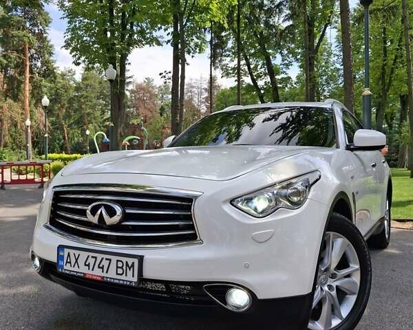 Белый Инфинити QX70, объемом двигателя 2.99 л и пробегом 137 тыс. км за 20700 $, фото 6 на Automoto.ua