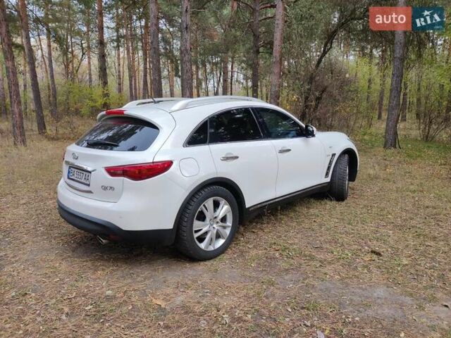 Белый Инфинити QX70, объемом двигателя 2.99 л и пробегом 230 тыс. км за 19000 $, фото 1 на Automoto.ua
