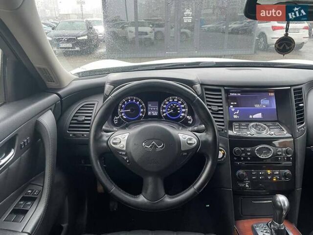 Белый Инфинити QX70, объемом двигателя 3.7 л и пробегом 84 тыс. км за 16990 $, фото 13 на Automoto.ua