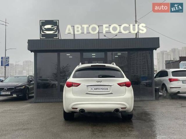 Белый Инфинити QX70, объемом двигателя 3.7 л и пробегом 84 тыс. км за 16990 $, фото 6 на Automoto.ua