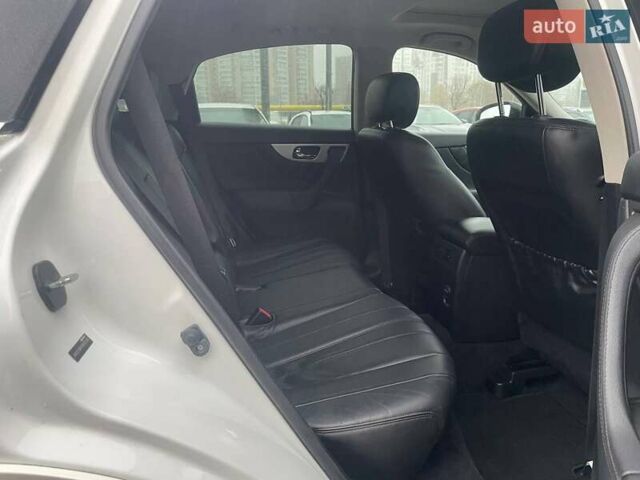 Белый Инфинити QX70, объемом двигателя 3.7 л и пробегом 84 тыс. км за 16990 $, фото 10 на Automoto.ua