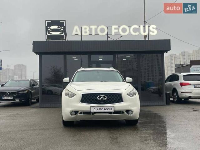 Белый Инфинити QX70, объемом двигателя 3.7 л и пробегом 84 тыс. км за 16990 $, фото 2 на Automoto.ua
