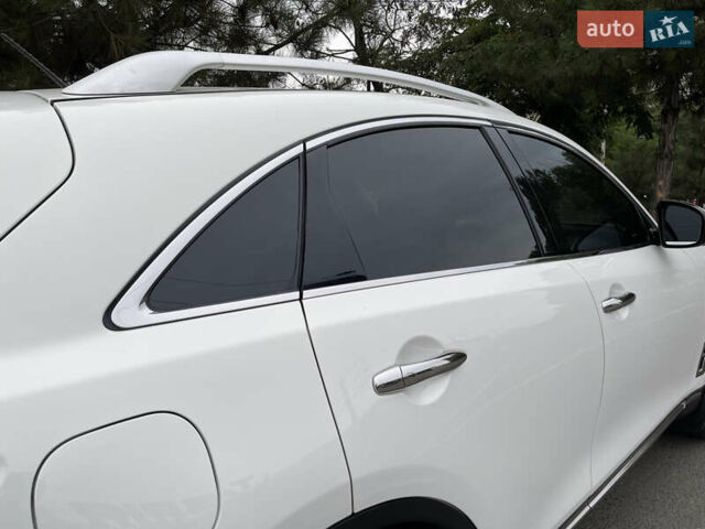 Белый Инфинити QX70, объемом двигателя 2.99 л и пробегом 128 тыс. км за 19800 $, фото 7 на Automoto.ua