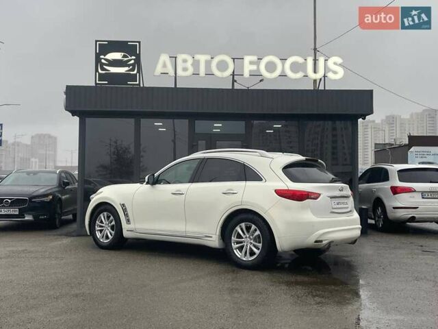 Белый Инфинити QX70, объемом двигателя 3.7 л и пробегом 84 тыс. км за 16990 $, фото 4 на Automoto.ua