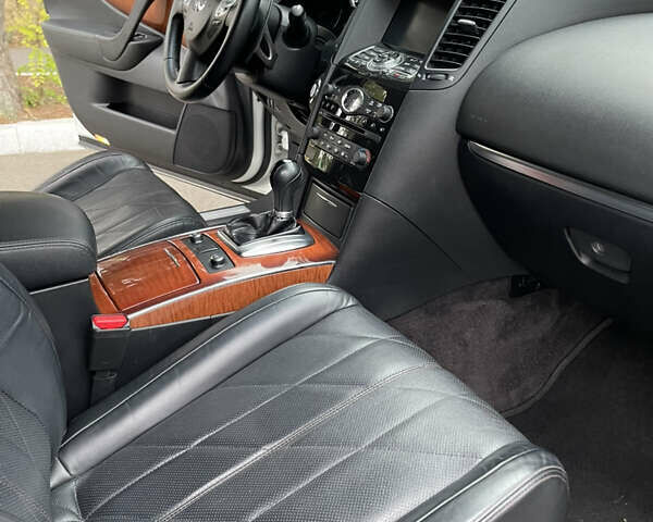 Белый Инфинити QX70, объемом двигателя 2.99 л и пробегом 128 тыс. км за 19800 $, фото 121 на Automoto.ua