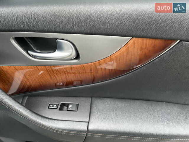 Белый Инфинити QX70, объемом двигателя 2.99 л и пробегом 128 тыс. км за 19800 $, фото 108 на Automoto.ua