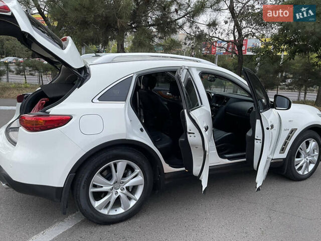 Белый Инфинити QX70, объемом двигателя 2.99 л и пробегом 128 тыс. км за 19800 $, фото 20 на Automoto.ua