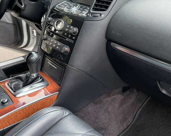Белый Инфинити QX70, объемом двигателя 2.99 л и пробегом 128 тыс. км за 19800 $, фото 119 на Automoto.ua
