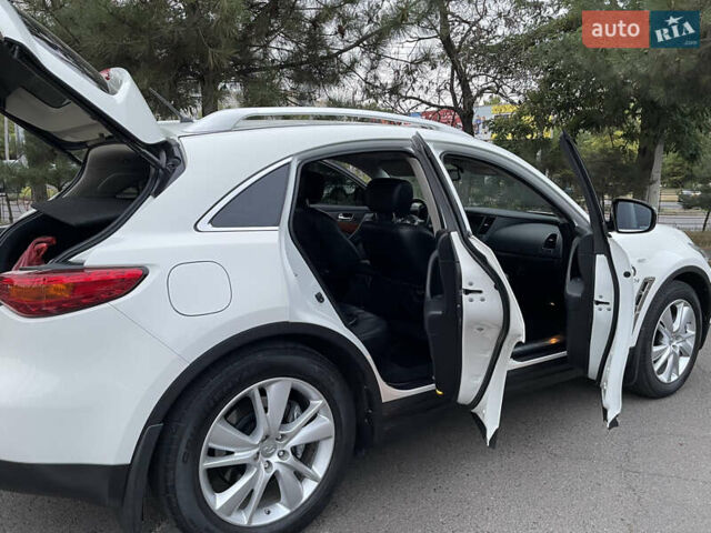 Белый Инфинити QX70, объемом двигателя 2.99 л и пробегом 128 тыс. км за 19800 $, фото 25 на Automoto.ua