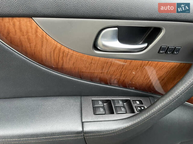 Белый Инфинити QX70, объемом двигателя 2.99 л и пробегом 128 тыс. км за 19800 $, фото 114 на Automoto.ua