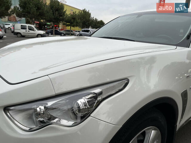 Белый Инфинити QX70, объемом двигателя 2.99 л и пробегом 128 тыс. км за 19800 $, фото 63 на Automoto.ua