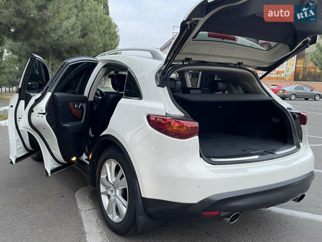 Белый Инфинити QX70, объемом двигателя 2.99 л и пробегом 128 тыс. км за 19800 $, фото 28 на Automoto.ua