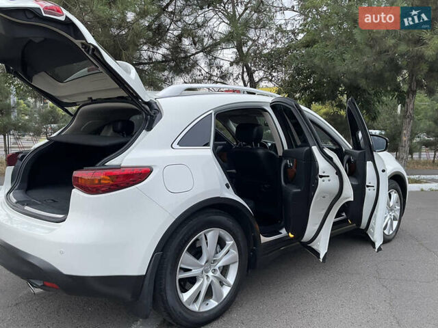 Белый Инфинити QX70, объемом двигателя 2.99 л и пробегом 128 тыс. км за 19800 $, фото 26 на Automoto.ua