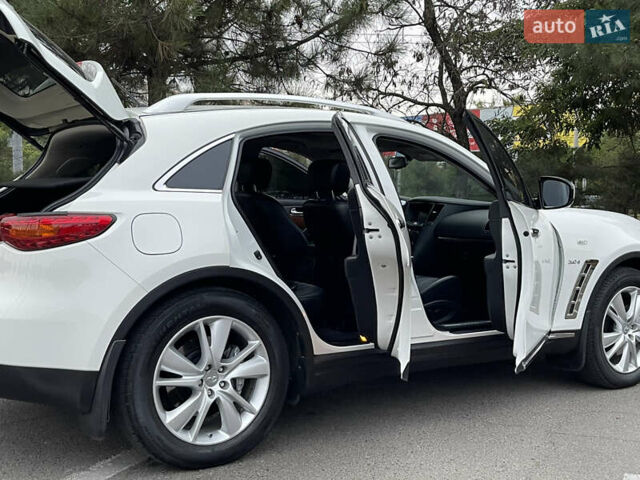 Белый Инфинити QX70, объемом двигателя 2.99 л и пробегом 128 тыс. км за 19800 $, фото 18 на Automoto.ua