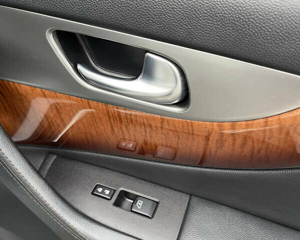 Белый Инфинити QX70, объемом двигателя 2.99 л и пробегом 128 тыс. км за 19800 $, фото 126 на Automoto.ua