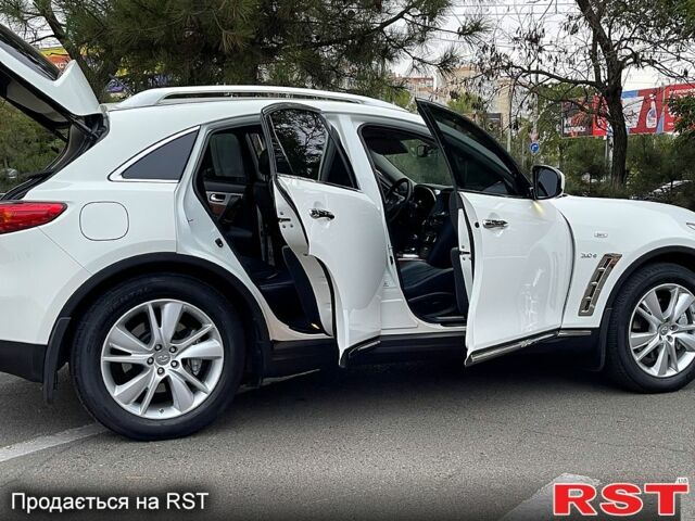 Белый Инфинити QX70, объемом двигателя 3 л и пробегом 128 тыс. км за 19800 $, фото 8 на Automoto.ua